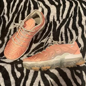 Nike air vapormax plus women’s size 7.5 thumbnail 5