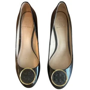 Tory Burch Sally Wedge Pumps Black Patent Leather Gold Logo Size 7 thumbnail 2