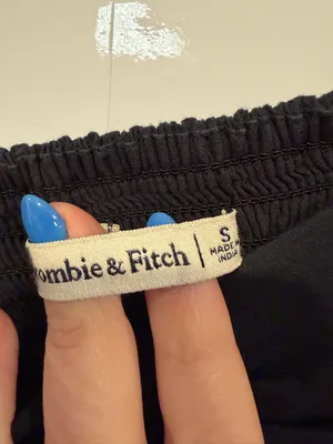 Black‎ puff sleeve Abercrombie and Fitch crop top thumbnail 3