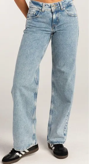 Levi’s Superloose Lowrise Jeans thumbnail 1