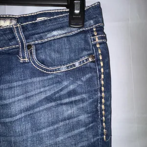BKE Sabrina Denim Capris Womens 27 Medium Wash Embroidered Frayed Hem Cropped thumbnail 3