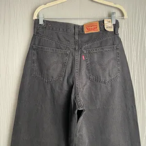 Levi’s Women’s High Rise Cinch Baggy Jeans - Black Wash Size 28 X 31 NWT thumbnail 10