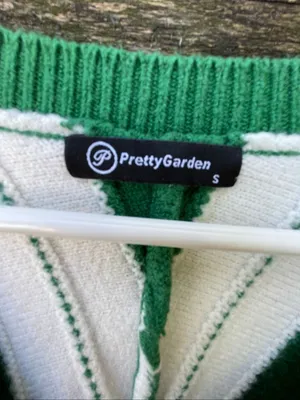 Pretty Garden size S green and white V neck sweater thumbnail 4