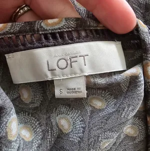 ANN TAYLOR LOFT Boho Peacock FeatherPrint Bell Sleeve Blouse Grey thumbnail 2