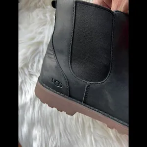 UGG Women's Classic Ankle Chelsea Boots - Size 6 thumbnail 9