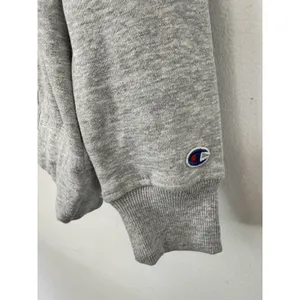 NWT Champion Women’s Center Logo Crewneck Light Grey Sweatshirt Size Medium thumbnail 4
