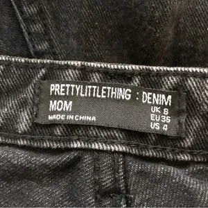 PrettyLittleThing Washed Black Ripped Knee Mom Jeans thumbnail 5