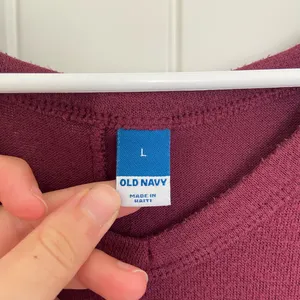 Old‎ Navy women’s stretchy solid colored top — large thumbnail 2