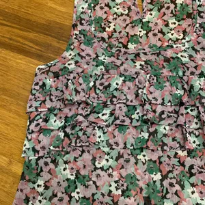Express Floral Ruffle Tank Top Womens‎ Size Small Sleeveless Blouse Casual Cute thumbnail 2