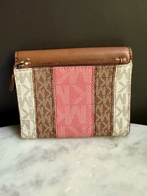 Michael Kors Carmen Medium
Envelope Trifold Wallet - Pink
Stripe thumbnail 2