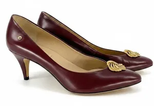 Vintage Etienne Aigner Pumps 8.5N Burgundy Leather Gold Medallion Pointed Toe thumbnail 1