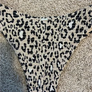 Hollister Leopard Print Bikini Bottom Size Small thumbnail 5