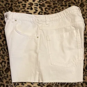 ZARA Shorts White Jean Shorts Women’s Size 12 Distressed Edging Side Slit Shorts thumbnail 9