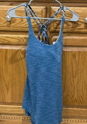 Lululemon tank with built in bra size 6, excellent condition thumbnail 1