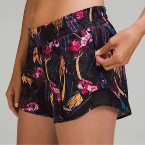 Lululemon Women’s 12 Hotty Hot Low-Rise Lined Shorts 4” Black‎ Veiled Floral New thumbnail 1