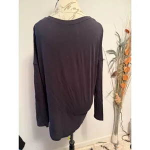 Lululemon Black Long Sleeve V Neck Athletic‎ Top Women's Size 10 thumbnail 2