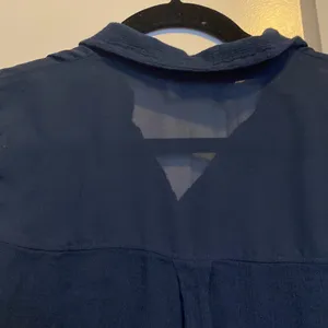 A&F navy blue short sleeve button down , hi/low hem thumbnail 4