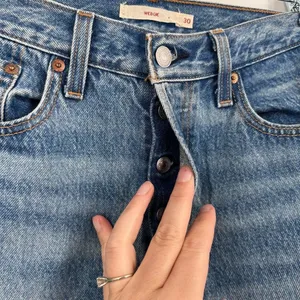 Levi's Wedgie Women's Raw Hem Tapered‎ Ankle Jeans Blue Denim Acid Wash Size 30 thumbnail 6