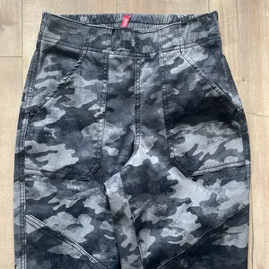 NEW Spanx Blackwash Camo Stretch Twill Cargo Jogger Pants Sz XS thumbnail 5
