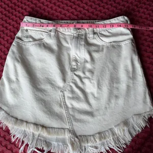 We The Free Twenty Nine Denim Skirt Size 29 Ivory White Frayed Raw Hem 100% Cotton thumbnail 6