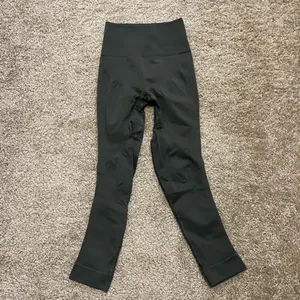 Lululemon zone in crop gator‎ green XS $118 NWOT thumbnail 5
