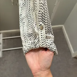 Apt. 9 Black and White Abstract Patterned Blouse thumbnail 7