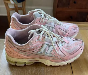 New Balance 1906R Pink Silver Running Shoes M1906NLN‎ Womens 9 Mens 7.5 thumbnail 1
