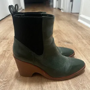 Aerosoles | Women's Dark Green Crinkle Wedge Chelsea Pointed Toe Ankle Boot, 10M thumbnail 3