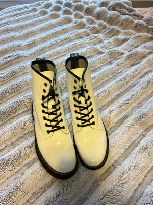 Women’s Dr. Marten’s 1460 thumbnail 2