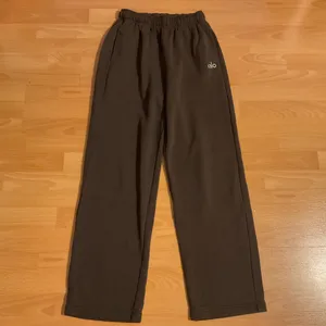 Alo Yoga Accolade Straight Leg Sweatpant Expresso S thumbnail 2