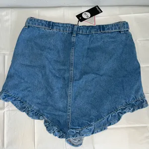 Boohoo NWT High Waist Jean Shorts! thumbnail 3