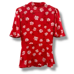 Maurices‎ Red & White Floral Print Short Sleeve Wrap Top Sz S NEW FLAWED thumbnail 2