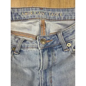 American‎ Eagle Mom Jean Womens 2 Regular Light Wash Distressed High Rise Denim thumbnail 3