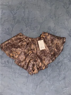 NWT Stitch & Feather Ruffle Hem Shorts thumbnail 2