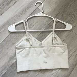 Alo Delight Bralette pullover longline sports bra White (medium) athleisure gym thumbnail 4