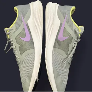 Nike light gray and green sneakers size 7 thumbnail 4