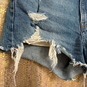 Abercrombie & Fitch Distressed High Rise Curve Love Mom Shorts 6/28 thumbnail 3