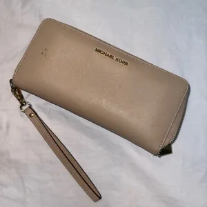 Michael Kors Wallet thumbnail 1