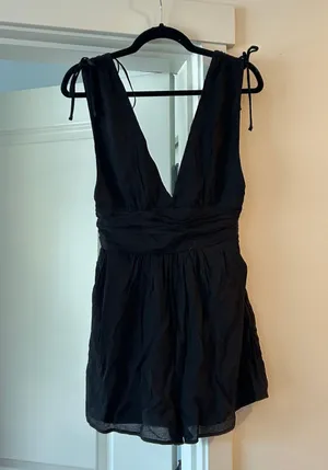 Nwt Sleeveless Plunge Romper thumbnail 1