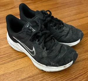 Black Nike Sneakers Size 7.5 thumbnail 1