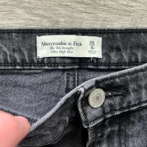 Abercrombie & Fitch - 90's Straight Ultra High Rise Size 28/6R Black Denim thumbnail 2
