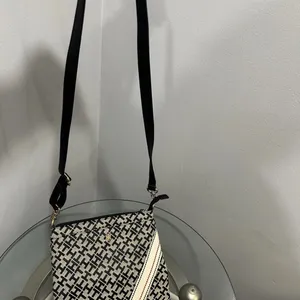 Tommy Hilfiger Navy and Red Interior Crossbody bag thumbnail 4