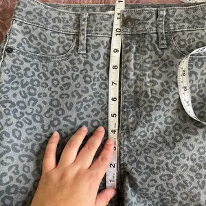 Abercrombie & Fitch Gray High-Waisted Leopard Jeans Size 4 thumbnail 8
