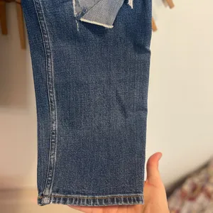Abercrombie & Fitch Women’s High Rise The Mom Jean Curve Love in Dark Destroy 29 thumbnail 3