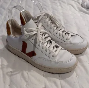 VEJA V-12 LEATHER WHITE CAMEL (2) thumbnail 1