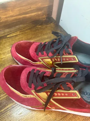 Brooks burgundy sneakers size 9.5 thumbnail 4