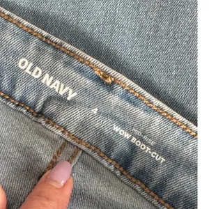 NWT Old Navy Mid Rise Wow Boot-Cut Light Wash Jeans Size 4‎ thumbnail 6