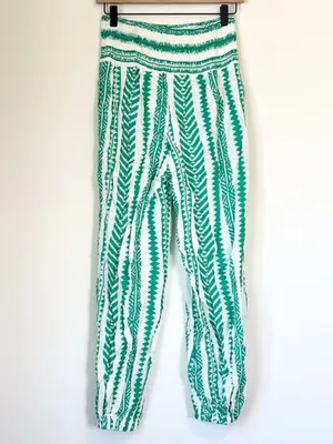 NWT Cupshe Green Geo Smocked Waist Tapered Leg Pants - Size: Small thumbnail 2