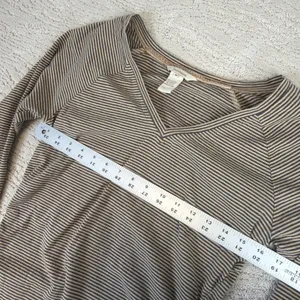 Women's Sundance Medium 1/2 Sleeve Maternity Ruched V‎ Neck Shirt thumbnail 4