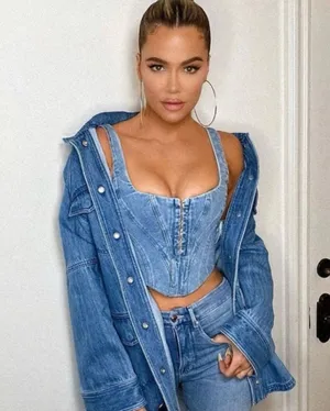 House Of CB Sibille Denim Corset. Size xs. This pretty versatile corset is your go to staple. It's cut from our stretch denim and has a cropped fit, hook and eye front fastenings and proper corsetry boning to cinch your waist and lift your bust. Wear over a white ruffle skirt or team with denim. Made from stretch denim. Fully lined. Stretch Factor: 1/3 thumbnail 1